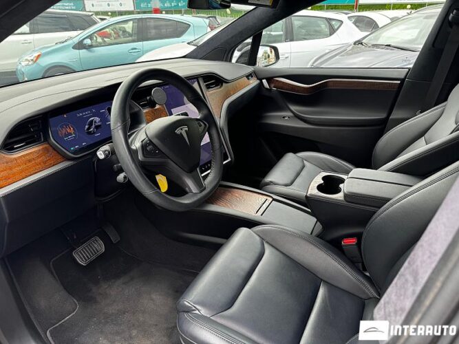 Tesla Model X 36 interauto-car