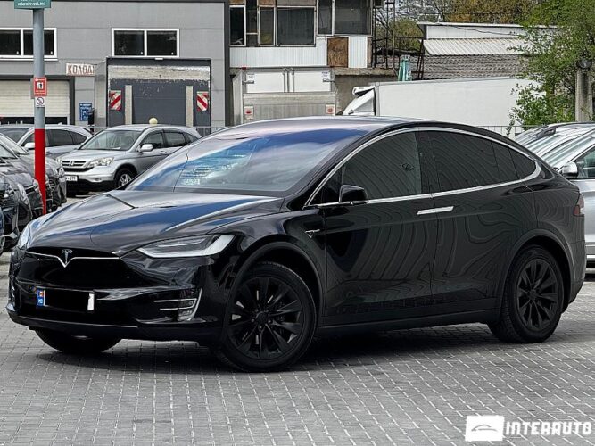 Tesla Model X 32 interauto-car
