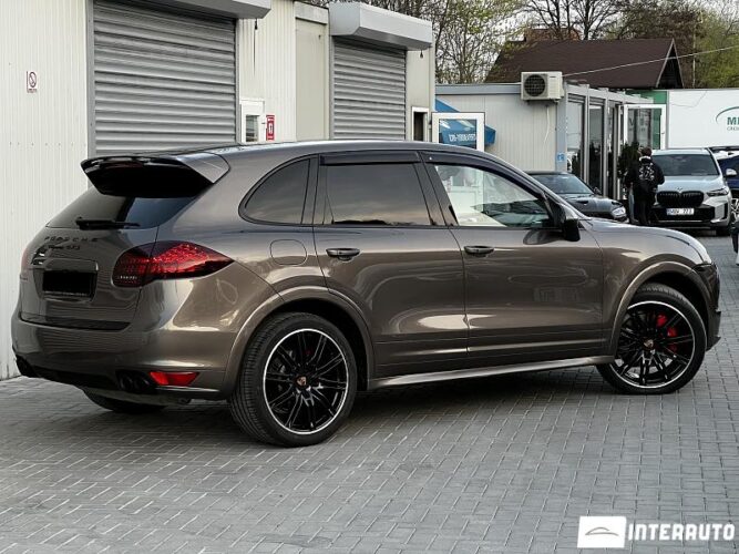 Porsche Cayenne GTS 38 interauto-car