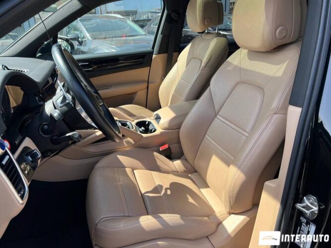 Porsche Cayenne E-Hybrid 44 interauto-car