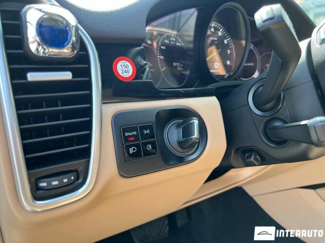 Porsche Cayenne E-Hybrid 53 interauto-car
