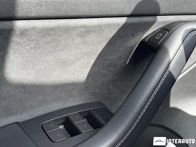 Tesla Model 3 41 interauto-car