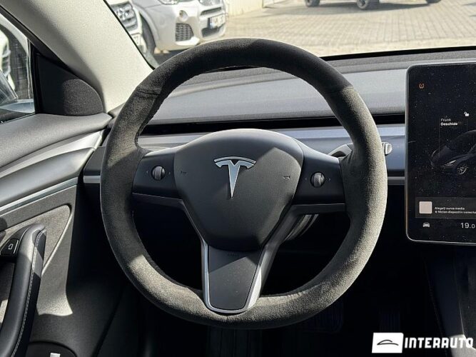 Tesla Model 3 37 interauto-car