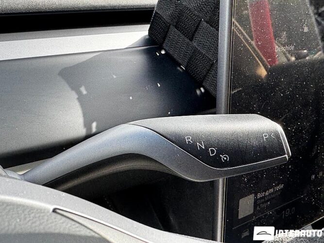 Tesla Model 3 42 interauto-car