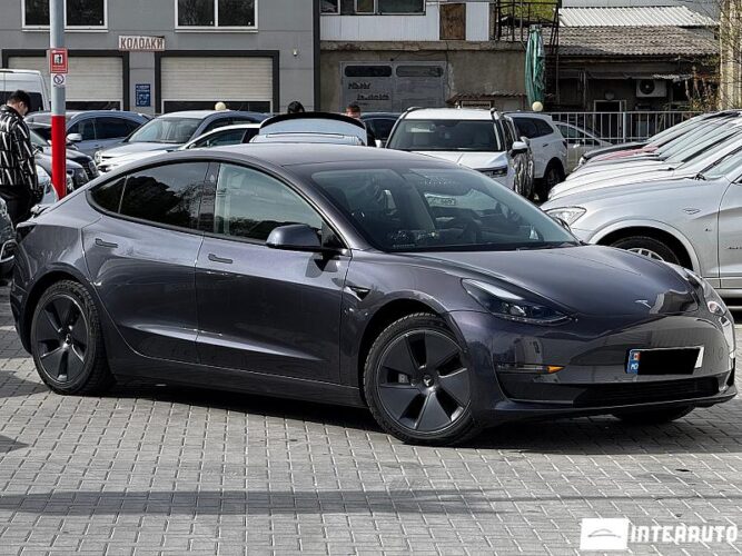 Tesla Model 3 32 interauto-car