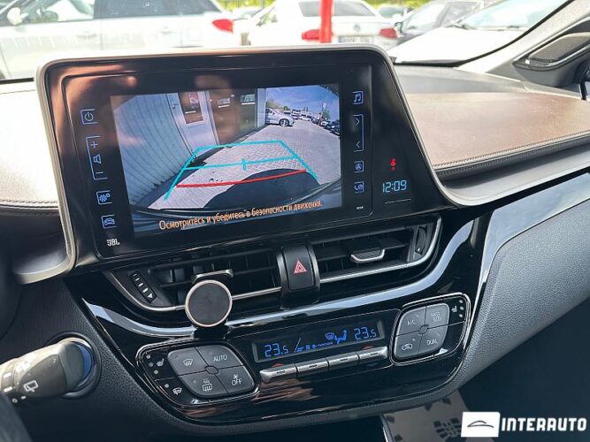 Toyota C-HR 37 interauto-car