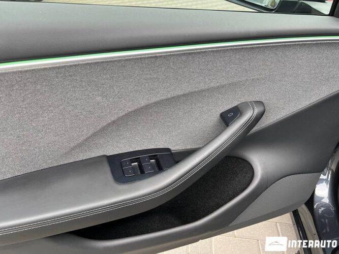 Tesla Model 3 33 interauto-car