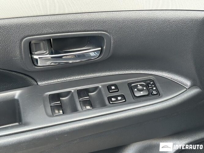 Mitsubishi Outlander 36 interauto-car