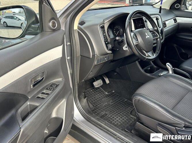 Mitsubishi Outlander 35 interauto-car