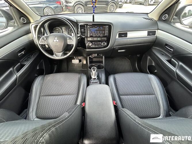 Mitsubishi Outlander 38 interauto-car