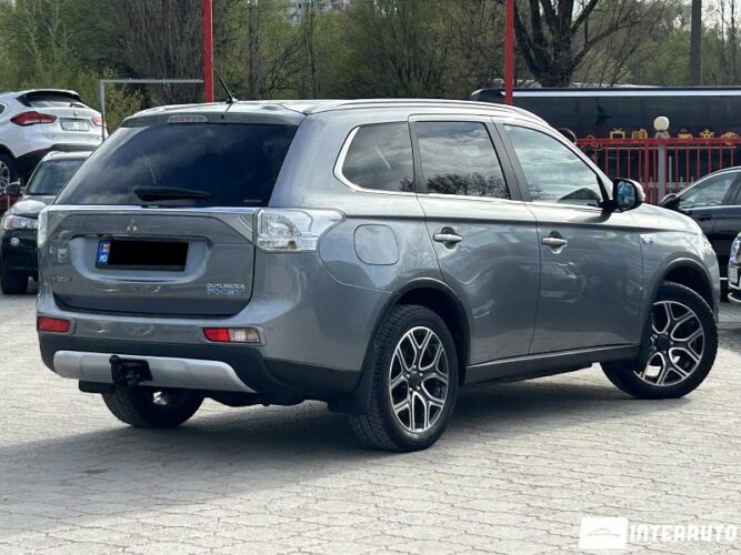 Mitsubishi Outlander 32 interauto-car