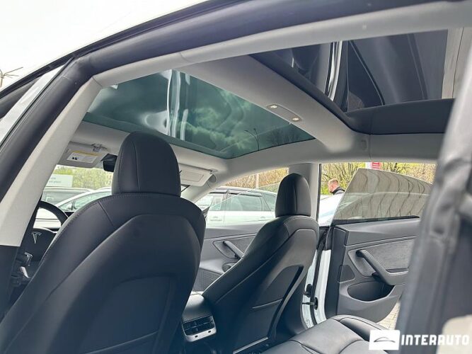 Tesla Model 3 43 interauto-car