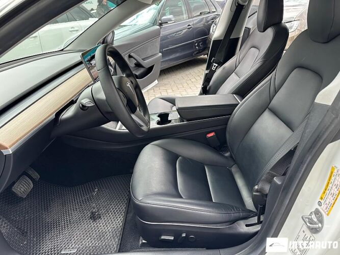 Tesla Model 3 34 interauto-car