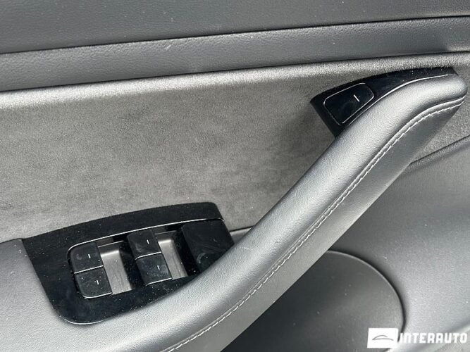 Tesla Model 3 42 interauto-car