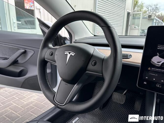 Tesla Model 3 37 interauto-car
