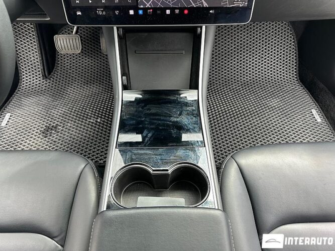 Tesla Model 3 41 interauto-car