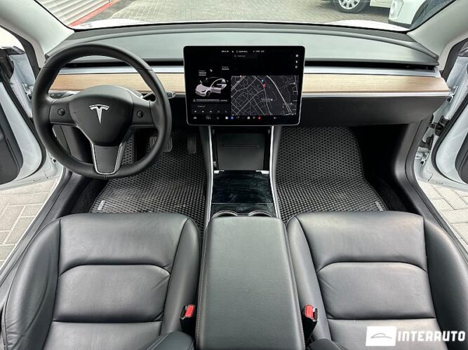Tesla Model 3 36 interauto-car