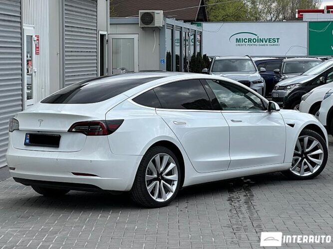 Tesla Model 3 33 interauto-car