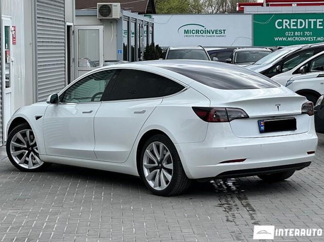 Tesla Model 3 32 interauto-car