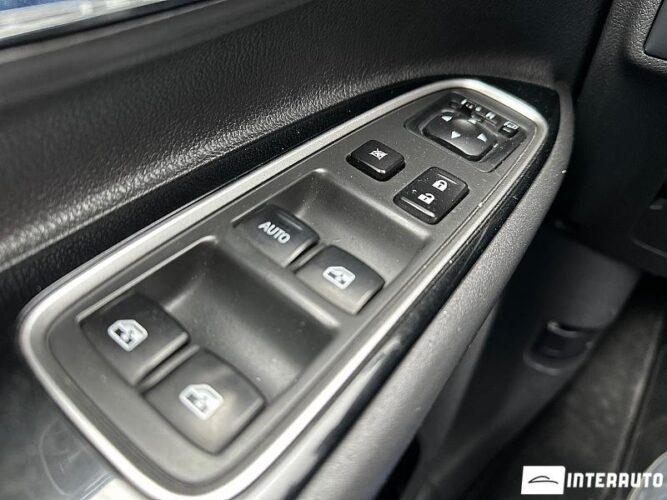 Mitsubishi Outlander 38 interauto-car