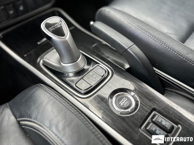 Mitsubishi Outlander 44 interauto-car