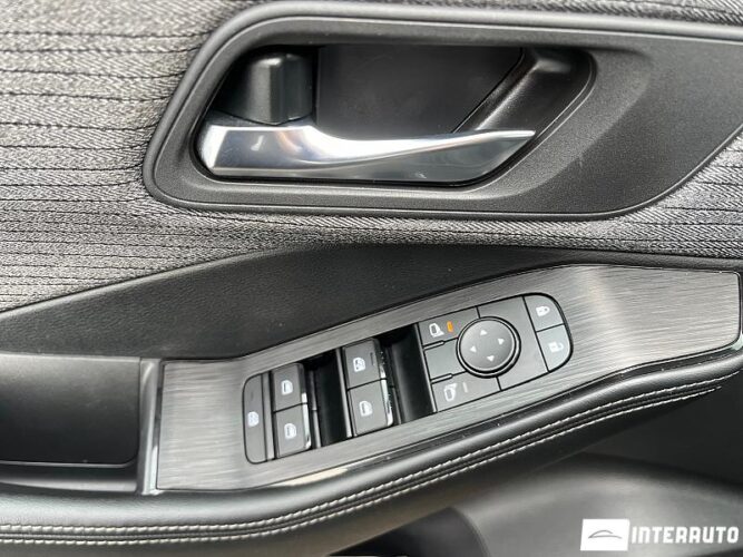 Nissan Rogue 38 interauto-car