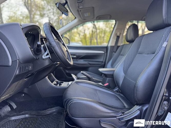 Mitsubishi Outlander 37 interauto-car