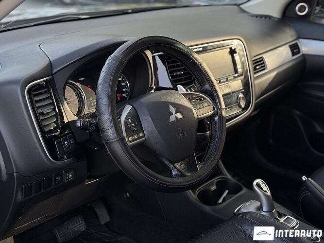 Mitsubishi Outlander 38 interauto-car