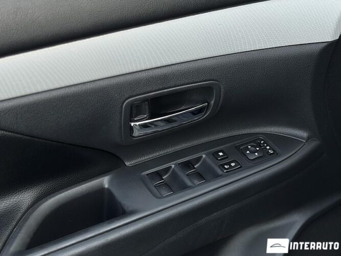 Mitsubishi Outlander 36 interauto-car