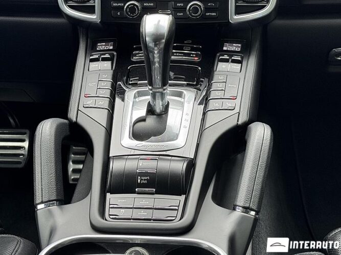 Porsche Cayenne S Hybrid 43 interauto-car
