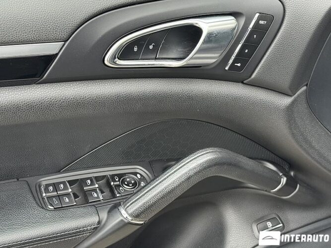 Porsche Cayenne S Hybrid 44 interauto-car