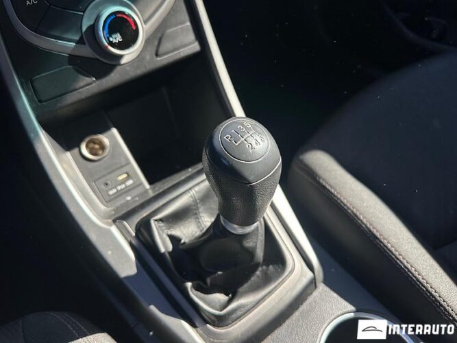 Hyundai Elantra 37 interauto-car
