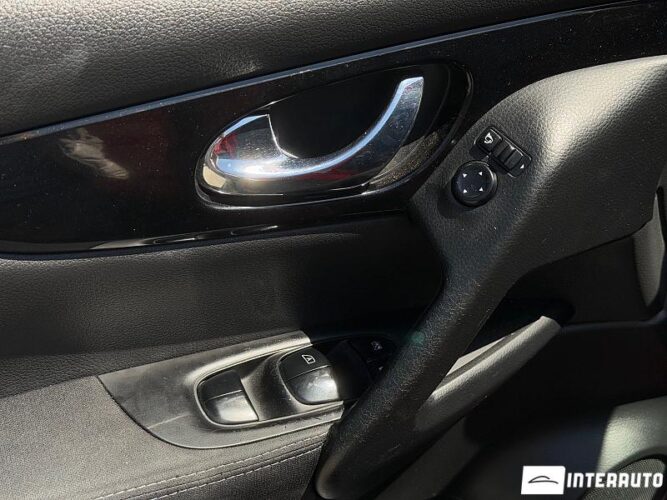 Nissan Qashqai 32 interauto-car