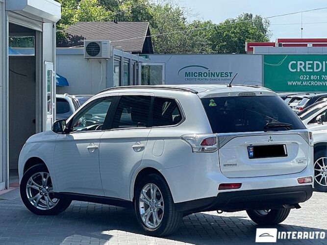 Mitsubishi Outlander 29 interauto-car
