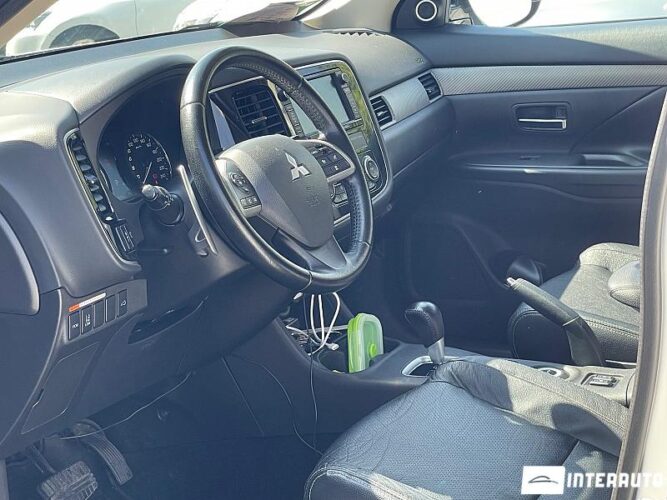 Mitsubishi Outlander 31 interauto-car
