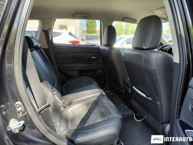 Mitsubishi Outlander 34 interauto-car