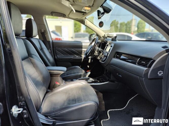 Mitsubishi Outlander 33 interauto-car