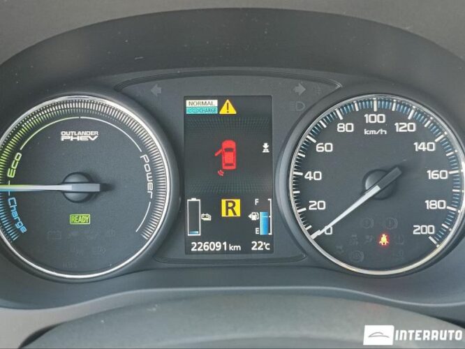 Mitsubishi Outlander 37 interauto-car