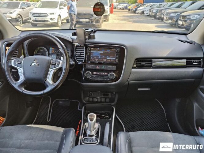 Mitsubishi Outlander 32 interauto-car