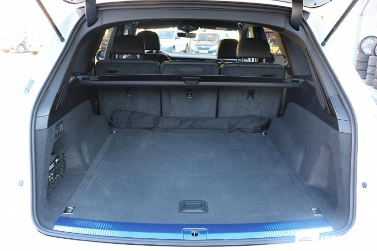 Audi Q7 49 interauto-car