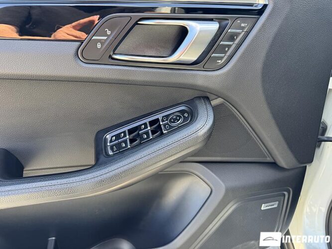Porsche Macan 45 interauto-car