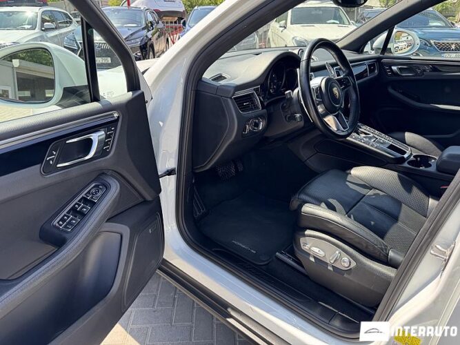 Porsche Macan 44 interauto-car