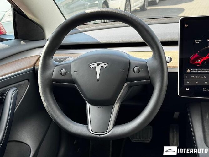 Tesla Model 3 32 interauto-car