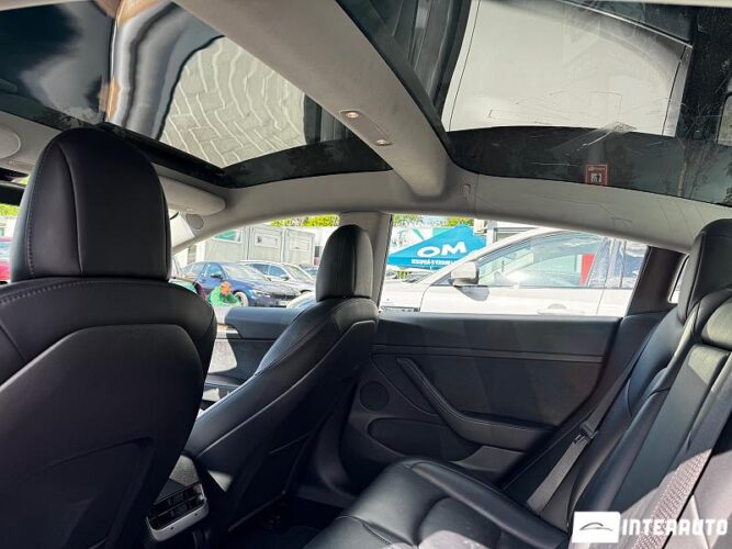 Tesla Model 3 36 interauto-car