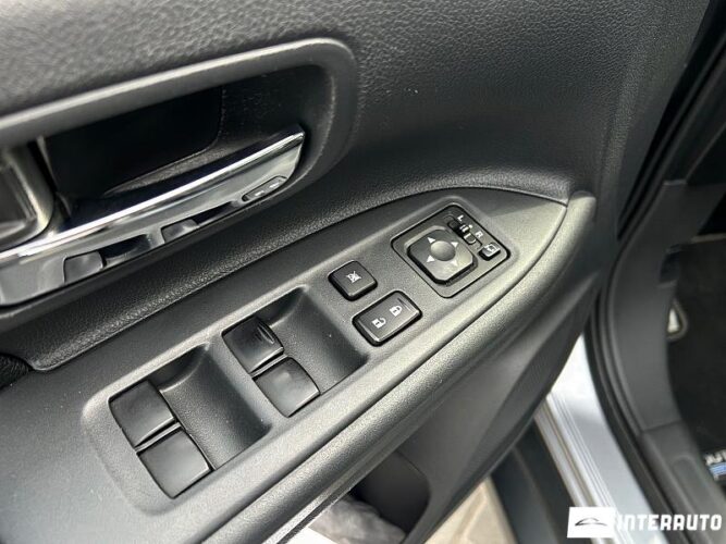 Mitsubishi Outlander 38 interauto-car