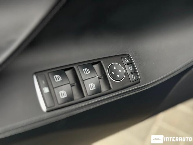 Tesla Model S 38 interauto-car