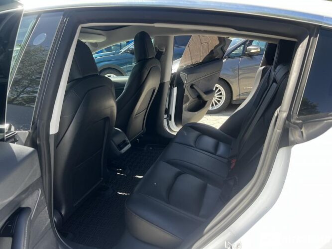 Tesla Model 3 40 interauto-car