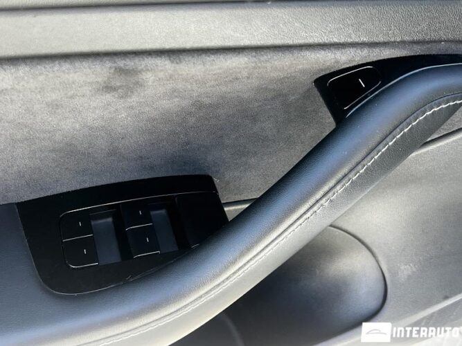 Tesla Model 3 39 interauto-car