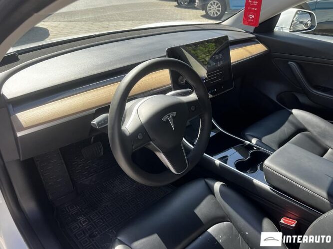 Tesla Model 3 33 interauto-car