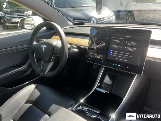 Tesla Model 3 34 interauto-car